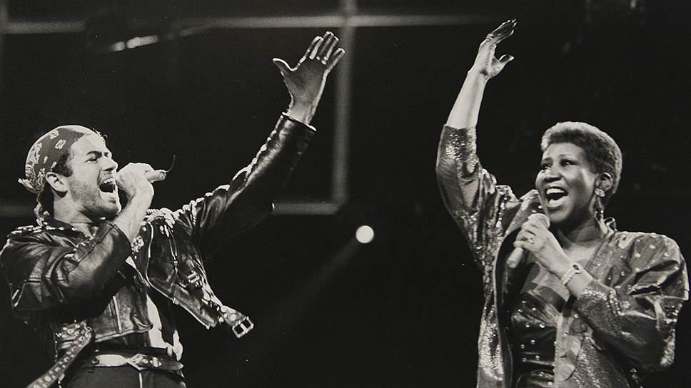 «Выходя на сцену, я всегда думаю о том, что люди должны получать от меня такое же наслаждение, какое я получаю от себя сама»&lt;br> Первым мировым хитом Ареты Франклин стала песня «Respect» (1967), за которую певица получила две премии «Грэмми». Ее вокал к этому времени был признан эталоном классического соула&lt;br> На фото: с певцом Джорджем Майклом
