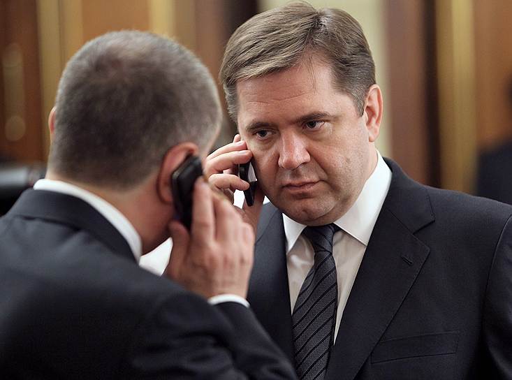 Заместитель председателя правительства России Игорь Сечин (слева) и министр энергетики России Сергей Шматко (справа), 2010 год