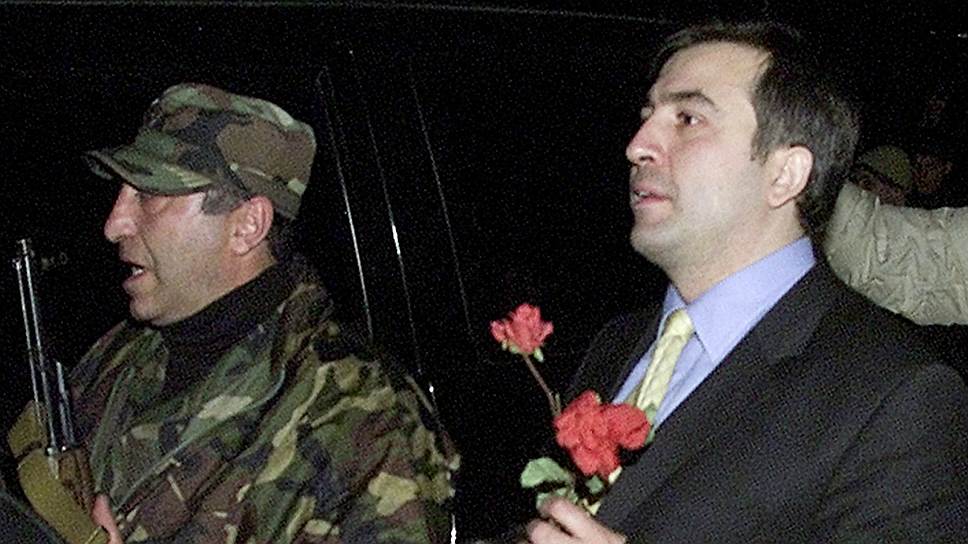 22 ноября 2003 года, в первый день заседания новоизбранного парламента страны протестующие во главе с Михаилом Саакашвили с розами в руках ворвались в здание парламента и вынудили покинуть зал президента Эдуарда Шеварднадзе, который затем сложил с себя полномочия
