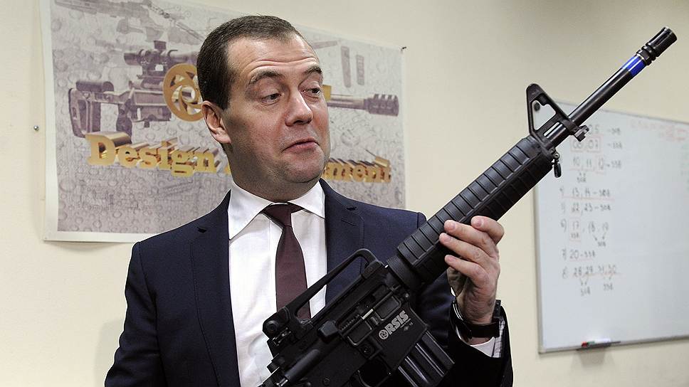 Председатель Правительства России Дмитрий Медведев попал в антирейтинг на ту же позицию, что и Михаил Прохоров. Не желают его присутствия в политике 6% респондентов. 2% респондетов в корне не согласны с ними и вносят господина Медведева в рейтинг перспективных политиков 
