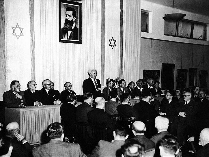 Египетско-израильский конфликт, продлившийся почти 30 лет, начался после того, как 14 мая 1948 года Израиль провозгласил независимость. За год до этого Генассамблея ООН постановила разделить Палестину на два независимых государства — еврейское и арабское, чем были недовольны пять членов ЛАГ (Сирия, Египет, Ливан, Ирак и Трансиордания)