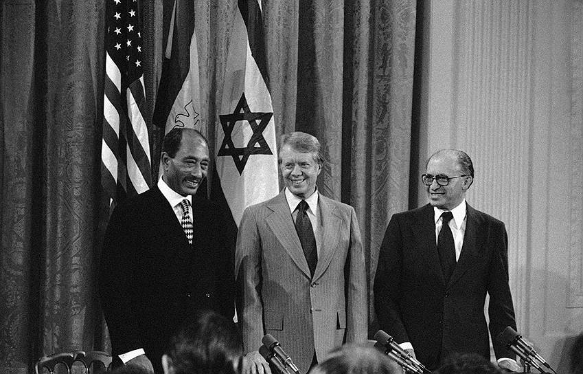 В 1977 году президентом США стал Джимми Картер, сыгравший значительную роль в урегулировании ситуации на Ближнем Востоке. За первый год правления он успел встретиться с лидерами Египта, Иордании, Сирии и Израиля&lt;br> На фото слева направо: президент Египта Анвар Садат, президент США Джимми Картер, премьер-министр Израиля Менахем Бегин