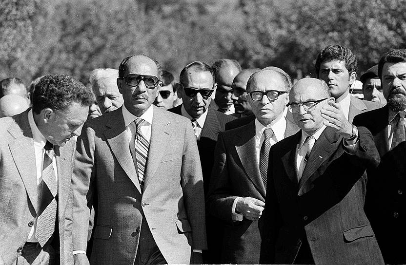 Первым шагом к сближению стал визит президента Египта Анвара Садата (слева) в Израиль. Он пробыл там три дня и стал первым лидером арабского государства, посетившим эту страну
