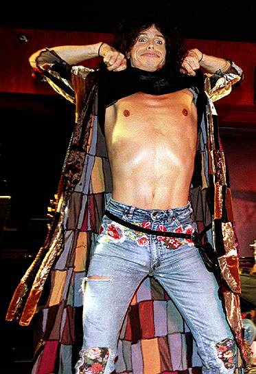 Среди всех американских рок-групп Aerosmith занимает 2-е место по количеству проданных альбомов (после группы Eagles). Кроме того, это единственная рок-группа в истории, чья песня дебютировала на первом месте в чартах Billboard («I Don`t Want to Miss a Thing» в 1998 году)
&lt;br>
На фото: Стивен Тайлер во время выступления