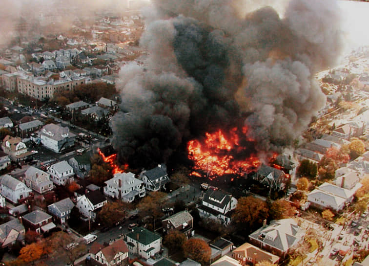 12 ноября 2001 года потерпел катастрофу Airbus A300, следовавший по маршруту Нью-Йорк—Санто-Доминго. Самолет упал на жилой район пригорода Квинс. Погибли 265 человек