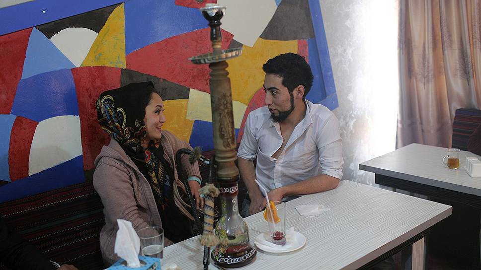 «Если и мы уйдем, наша страна рухнет»,— считает афганская молодежь. У нее сильно развито гражданское самосознание. 70% провинциальных муниципальных кандидатов в этом году составляет молодежь