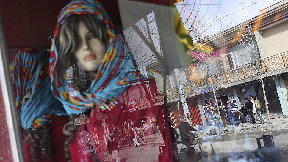 Женщины в Афганистане больше не обязаны носить бурку — длинное одеяние, закрывающее их с головы до ног. В 2010 году коллекция одежды афганского дизайнера впервые была представлена в одной из модных мировых столиц — Лондоне. Посетители показа удивлялись непривычно фривольным для Афганистана фасонам и ярким цветам