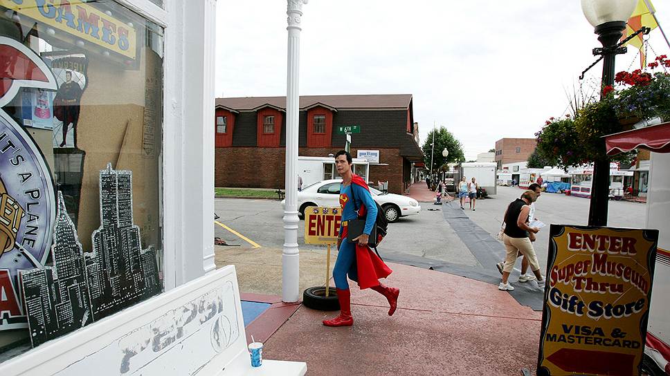 Житель Голливуда Кристофер Деннис в костюме Супермена идет по улицам Метрополиса, вымышленного родного города персонажа