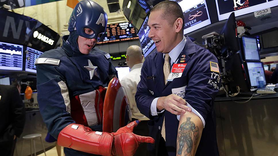 Сотрудник Нью-Йоркской фондовой биржи (справа) демонстрирует татуировку с Капитаном Америкой персонажу в костюме одноименного супер-героя