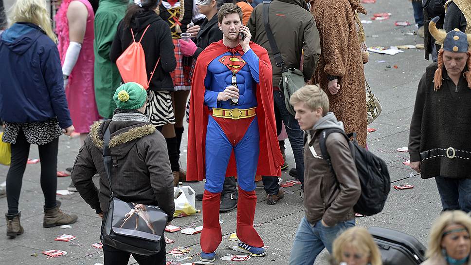 Человек в костюме Супермена принимает участие в уличном карнавале, посвященном Дню Пожилой Женщины в Кельне, Германия