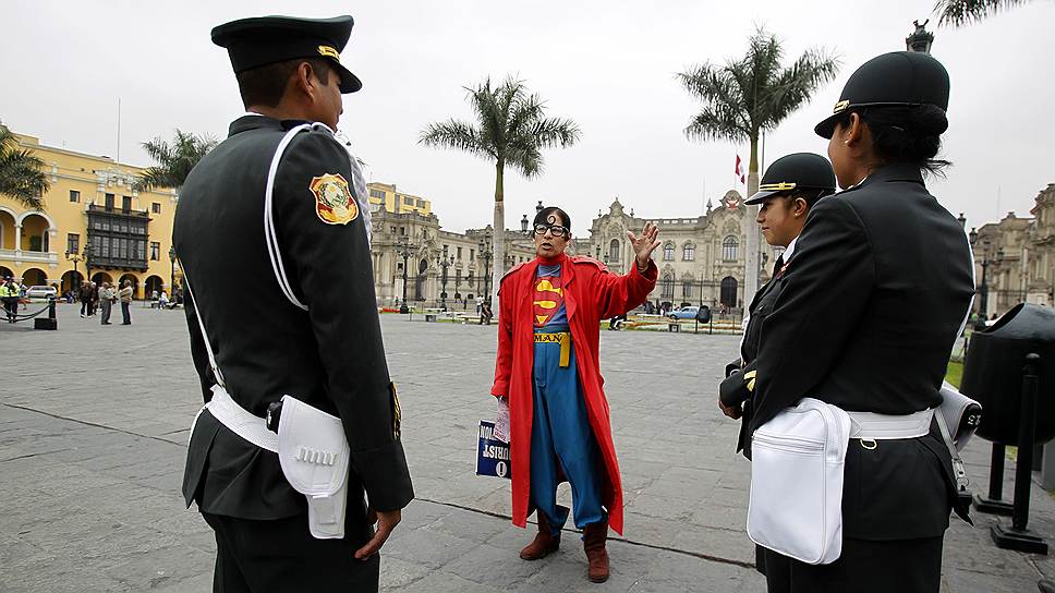 Авелино Чавез из Перу впервые надел костюм Супермена еще 15 лет назад, когда потерял работу охранника. Сегодня он рекламирует туристическое агентство в Лиме