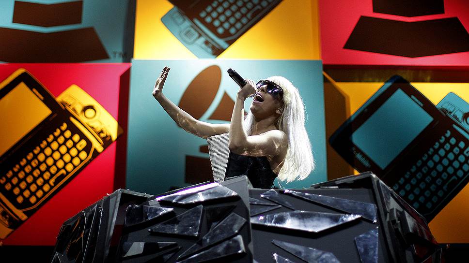 «Ненавидеть – это всегда неправильно, но любить – правильно всегда»
&lt;br>В 2006 году Гага начала работать с музыкальным продюсером Робом Фьюзари. Она написала несколько песен («Beautiful, Dirty, Rich», «Dirty Ice Cream», «Disco Heaven»), которые получили популярность в клубах и впоследствии вошли в ее альбом. В конце 2007 года певицу заметил продюсер Винсент Херберт и подписал ее на лейбл Streamline Records, для которого она работала штатным автором. 10 ноября 2009 года Леди Гага разместила на YouTube клип на песню «Bad Romance» — первый сингл с нового мини-альбома «The Fame Monster». Клип собрал 15 млн просмотров