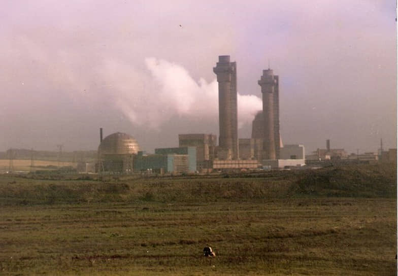 10 октября 1957 года в Великобритании на одном из двух реакторов АЭС «Виндскейл-Пайл» вследствие ошибки при эксплуатации в активной зоне реактора возник пожар, продолжавшийся в течение 4 суток. В результате произошел выброс около 400 тыс. кюри радиоактивных веществ, всего сгорело около 11 тонн урана. Радиоактивные осадки загрязнили обширные области Англии и Ирландии; радиоактивное облако достигло Бельгии, Дании, Германии, Норвегии