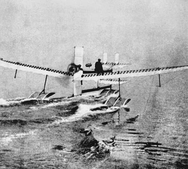 1910 год. В Марселе (Франция) инженер Анри Фабр поднял в воздух первый в мире гидроплан