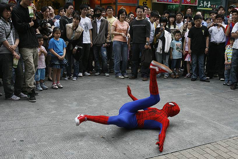 Мужчина в костюме «Человека-паука» исполняет брейк-данс в ходе презентации третьей части одноименного фильма в Тайбэе, КНР
