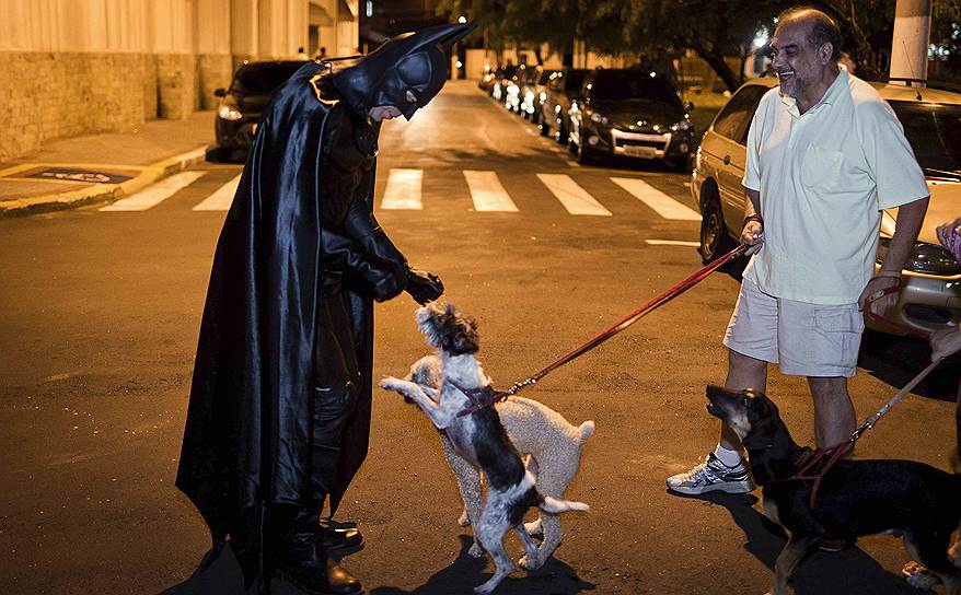 Бывший бразильский полицейский Андре Луиз Пинейро в костюме Бэтмена помогает патрулировать улицы города Таубате