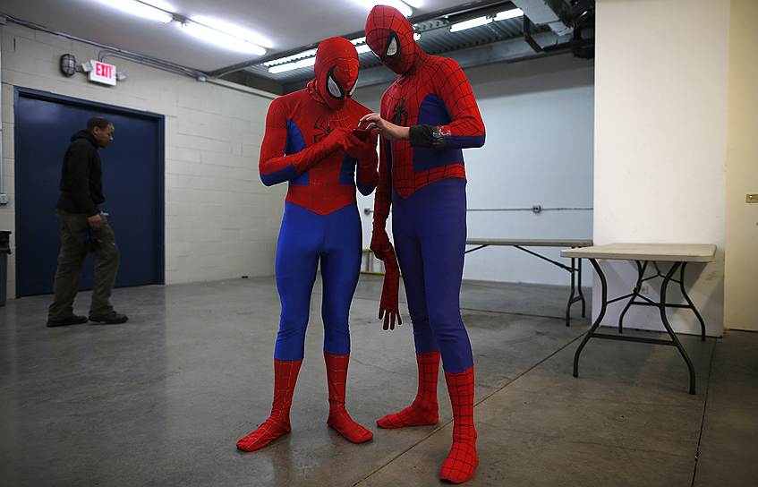 Жители Чикаго Питер Норбот (справа) и Крис Хэмилтон в костюмах Человека-паука перед началом рекламной кампании, посвященной выходу фильма «Удивительный Человек-паук 2»