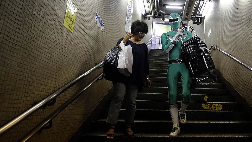 Японец Тадахиро Канемасу (справа) не только носит костюм супергероя, но и по-настоящему помогает жителям Токио 