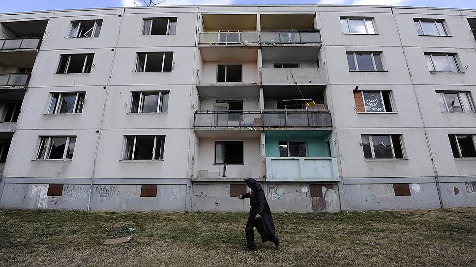 28-летний Золтан Кохари, известный как Бэтмен из Словакии, на фоне своего дома в городке Дунайска-Стреда. Молодой человек, живущий в заброшенном здании без воды, отопления и электричества, делает все, чтобы облегчить жизнь местных жителей, а взамен получает еду