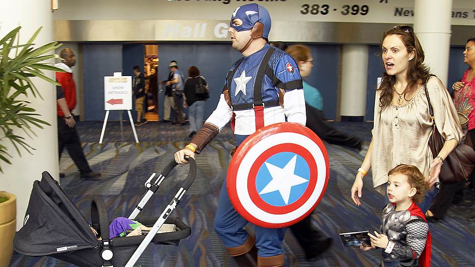 Эрик Ройстер в костюме Капитана Америки в компании своей жены и четырехлетней дочери принимает участие в конвенции Comic Con в Новом Орлеане, США