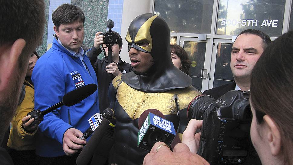 Бенжамин Фодор в образе супергероя из Сиэтла по имени Феникс Джонс общается с журналистами у здания суда