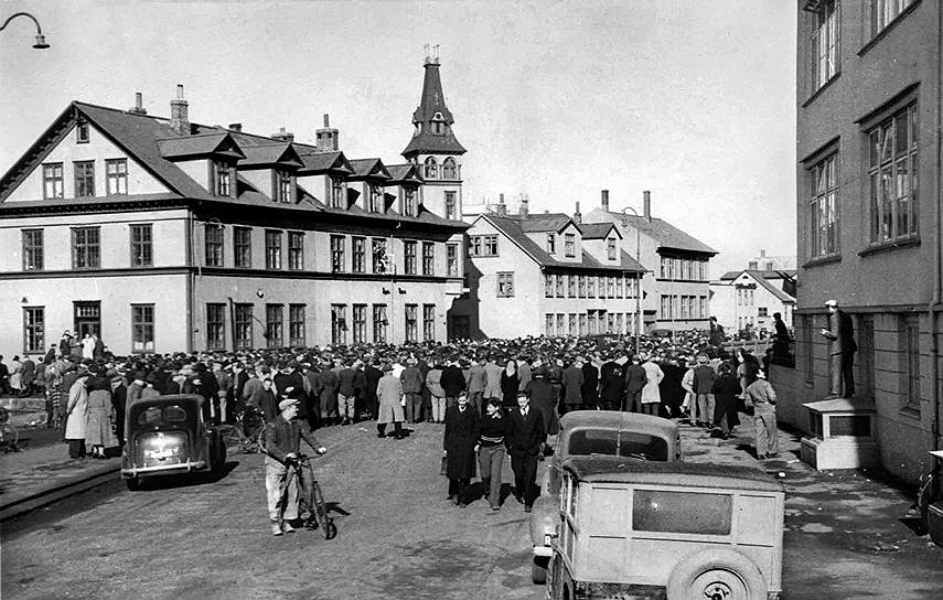 1949 год. Массовая акция протеста в Рейкьявике (Исландия) против присутствия войск стран НАТО была жестко подавлена полицией