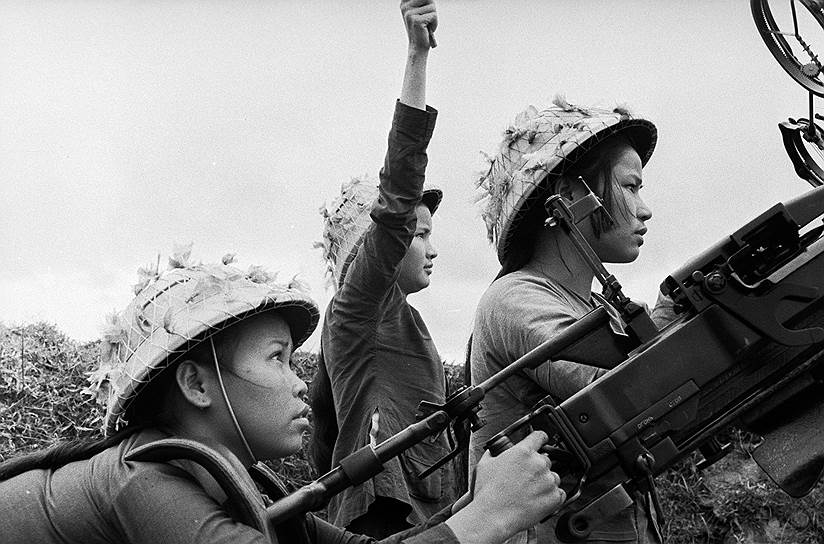 1972 год. Северовьетнамская армия начала наступательную операцию «Нгуен Хюэ» в ходе Вьетнамской войны. Благодаря оказываемой Республики Вьетнам военной поддержки США наступление было провалено, а потери северовьетнамской армии измерялись десятками тысяч человек