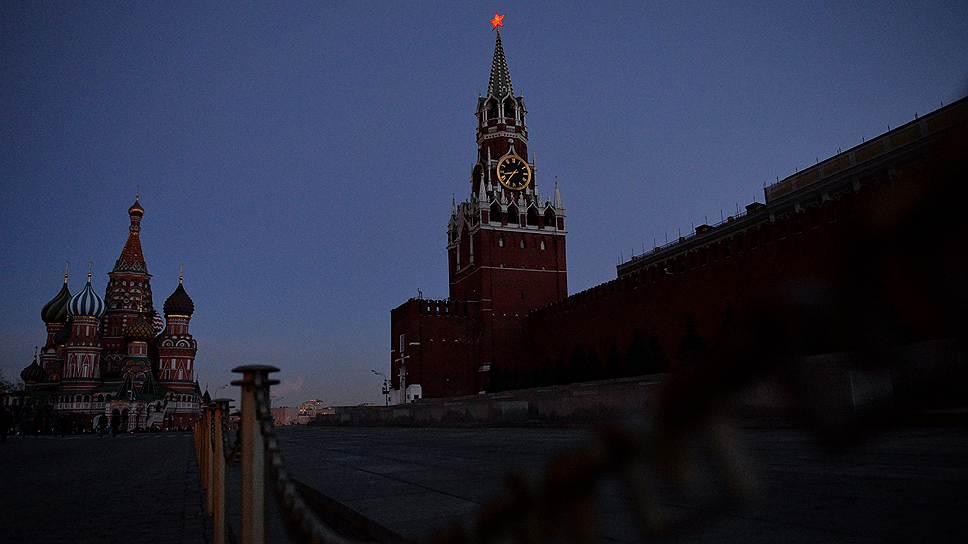 В этом году в Москве отключили подсветку 368 городских объектов. Это почти в четыре с половиной раза больше, чем в прошлом&lt;br>На фото: «Час земли». Красная площадь в Москве
