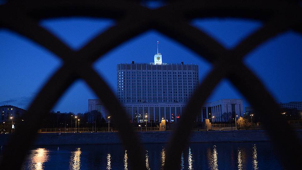 Но экономических эффект не так уж важен, говорят чиновники, тем более, что подсветка зданий в Москве в основном светодиодная, то есть экономичная&lt;br>На фото: «Час земли». Здание правительства РФ в Москве
