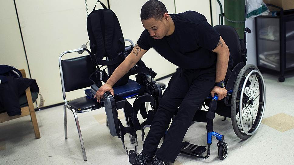 Медицинские экзоскелеты работают с помощью сервоприводов — особо точных приводов с моторчиком, которые реагируют на сигналы электродов, улавливающих нервные импульсы, передающиеся от мозга мускулам. Например, американская компания Berkeley Bionics, известная военными разработками, занимается  производством е-ног (e-Legs) — экзоскелета, устройства реабилитации, направленного на восстановление функции ходьбы для людей с травмами и заболеваниями спинного мозга
