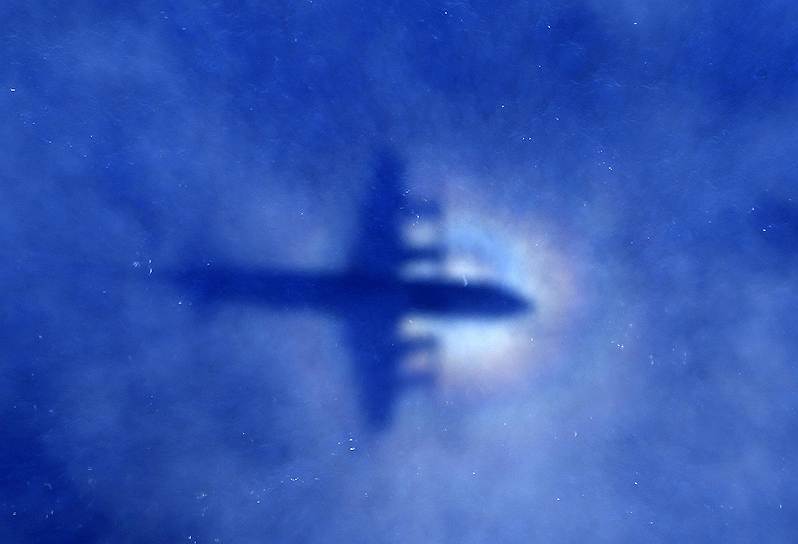 Тень, отбрасываемая военным самолетом Lockheed P-3 Orion ВВС Новой Зеландии, принимающем участие в операции по поиску пропавшего авиалайнера Malaysia Airlines