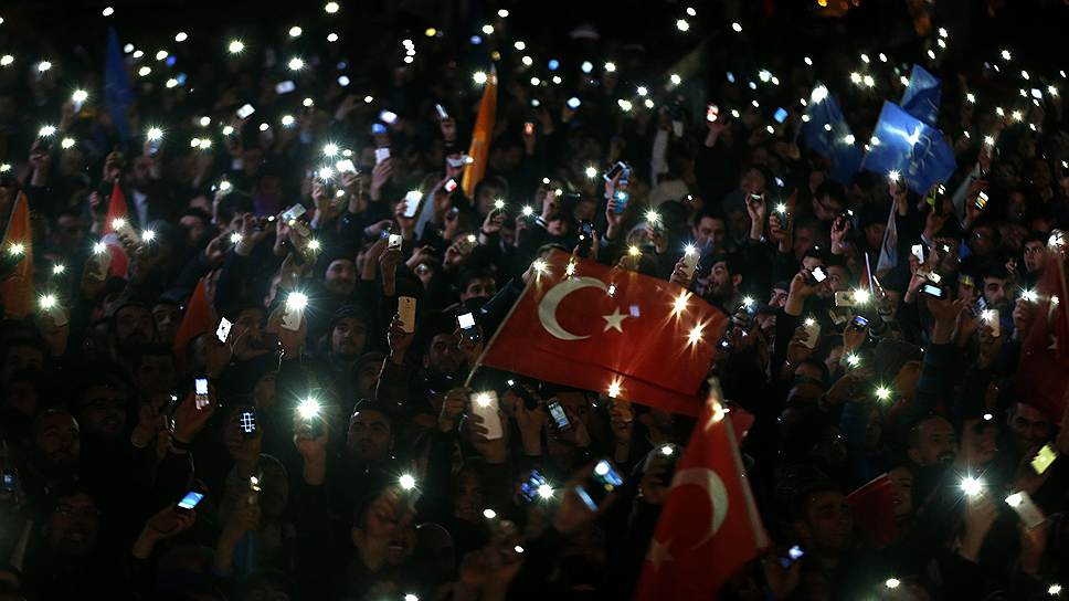 Сторонники турецкого премьер-министра Тайипа Эрдогана празднуют победу правящей партии AKP на выборах в органы местного самоуправления