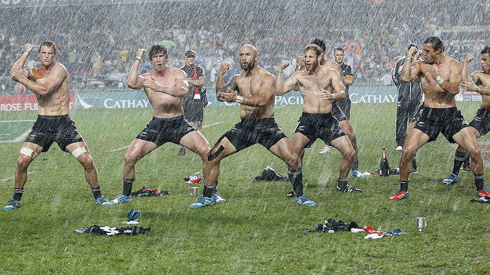 Игроки сборной Новой Зеландии по регби исполняют традиционный танец хака после победы над сборной Англии в Гонконге