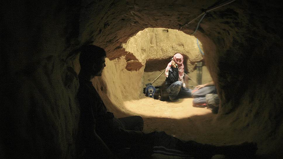 Множество тоннелей ведут из сектора Газа в Израиль. Через них переправляются как продукты и предметы первой необходимости для жителей, живущей в осаде Газы, так и оружие, а также боевики 