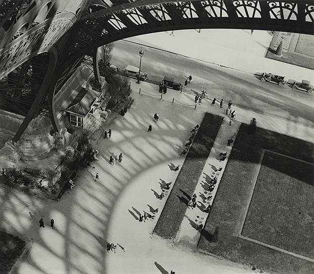 1889 год. Официальное открытие Эйфелевой башни в Париже (Франция)