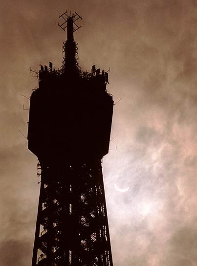За 125 лет башня использовалась как телеграф, обсерватория, а также для передачи радио- и телесигнала. В 1969 году на Эйфелевой башне впервые открылся каток. Сегодня в ней находится множество магазинов, ресторанов,  смотровых площадок и  выставочных залов 
