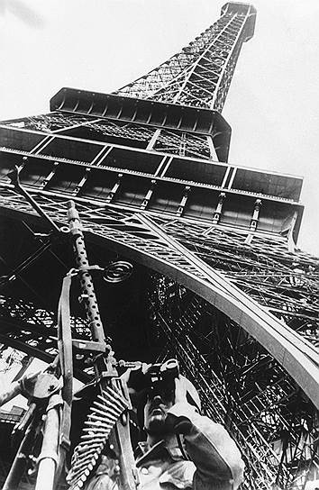 Эйфелевой башне удалось избежать фашистской оккупации во время Второй мировой войны благодаря тому, что перед захватом Парижа французы сломали лифт, и нацисты не смогли водрузить на верхушке башни свой флаг