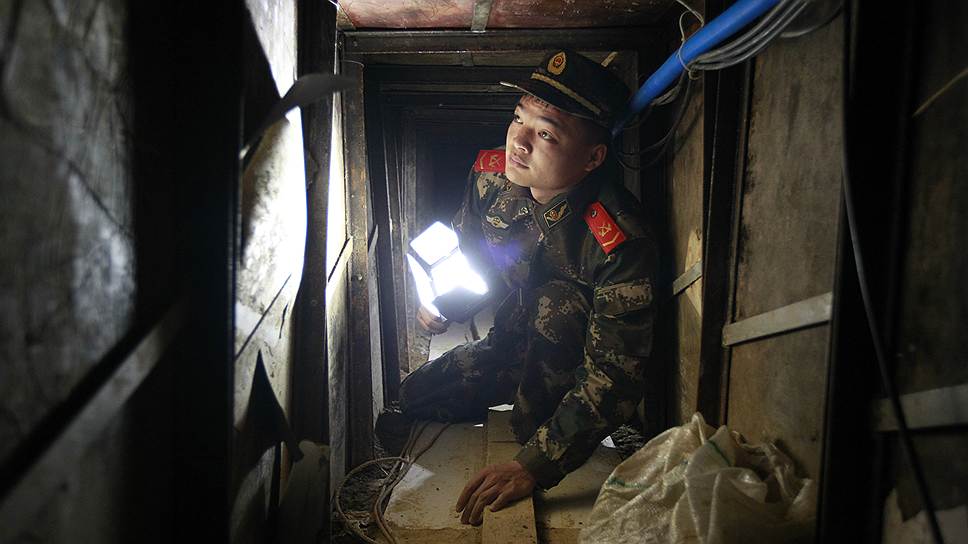 В декабре 2013 года недалеко от Шэньчжэня (Гонконг) был обнаружен тоннель контрабандистов 40 м в длину и 1 м в высоту. Он был найден полицией в гараже жилого дома. После обнаружения тоннель был закрыт, а владелец гаража арестован 