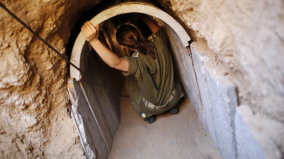 В октябре 2013 года израильская армия обнаружила тоннель длиной 1,7 км, который вел из частного дома в секторе Газа в Израиль. По мнению властей, он мог использоваться для нападений на мирных жителей. Находка спровоцировала введение санкций против Газы: была прекращена поставка туда стройматериалов