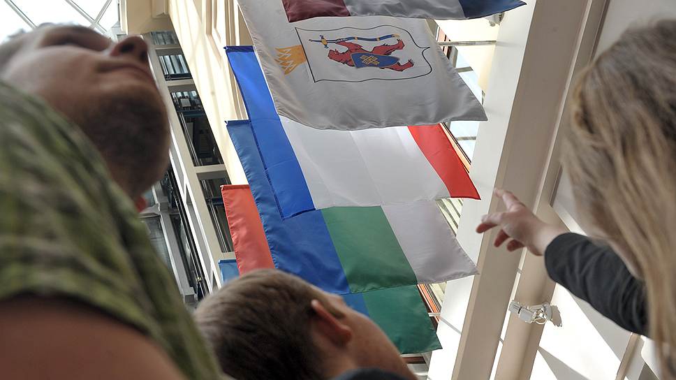 В атриуме Центризбиркома вывешены флаги новых субъектов РФ — Крыма и Севастополя