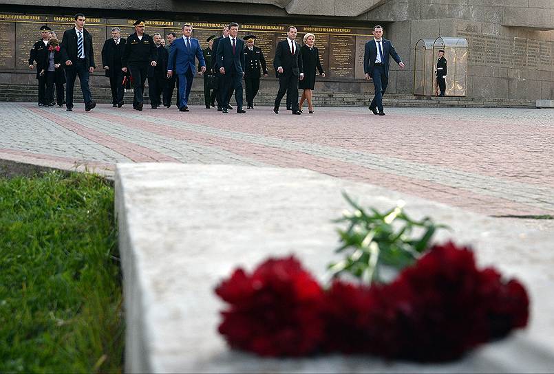 Дмитрий Медведев (третий справа) во время возложения венка к Вечному огню Мемориала героической обороны Севастополя