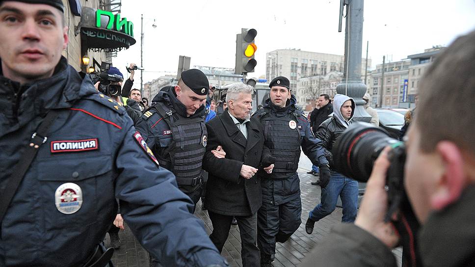 Задержание Эдуарда Лимонова во время очередной акции движения «Стратегия 31» на Триумфальной площади