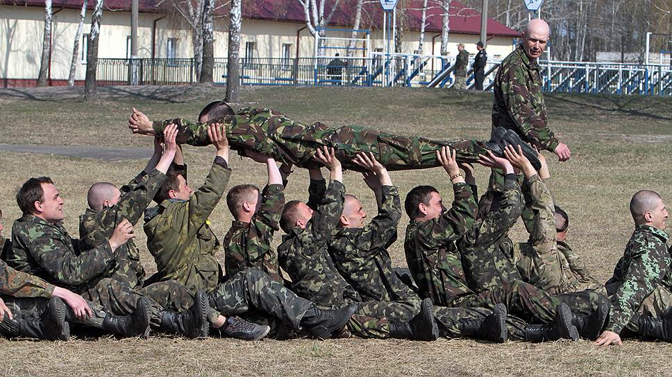 Подготовка бойцов самообороны Майдана на территории учебного центра Национальной гвардии Украины в селе Новые Петровцы Киевской области