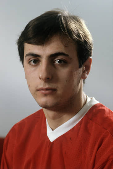 1989. Сергей Пряхин стал первым в истории советским хоккеистом, который официально принял участие в матче НХЛ