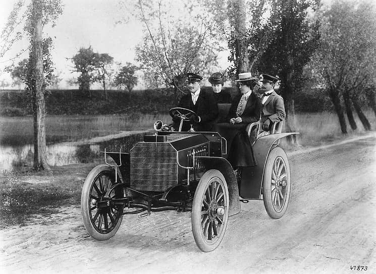 1901 год. Был выпущен первый автомобиль с названием Mercedes