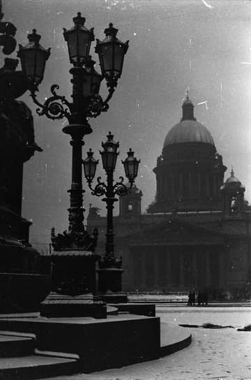 1828 год. В Санкт-Петербурге торжественно установлена первая колонна Исаакиевского собора