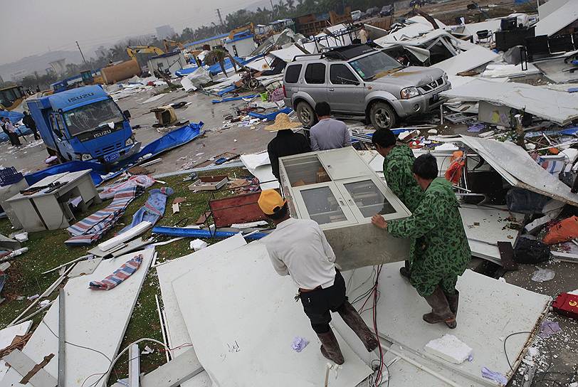 Ликвидация последствий шторма в Дунгуане, провинция Китая Гуандун