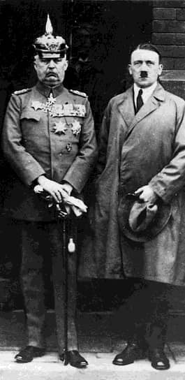 1 апреля 1924 года в Мюнхене завершился судебный процесс над участниками «пивного путча», по итогам которого Гитлер (справа) и еще трое лидеров мятежа получили по пять лет тюремного заключения, еще несколько участников получили по 15 месяцев заключения, а генерал Людендорф (слева) был оправдан. Во время своего заключения, которое завершилось в конце 1924 года, Гитлер написал основную часть своей книги Mein Kampf («Моя борьба»)