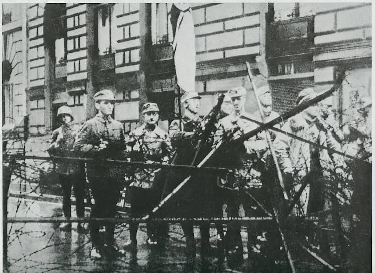 К осени 1923 года в состав НСДАП, которую возглавлял Адольф Гитлер, входили порядка 50 тыс. членов, включая бойцов военизированных формирований. Также был создан «Немецкий союз борьбы», который объединил все правые радикальные группировки. Склонить военных на сторону нацистов Адольф Гитлер доверил герою Первой мировой войны Эриху Людендорфу