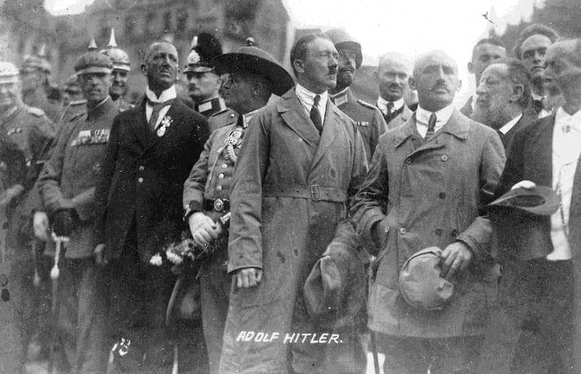 Адольф Гитлер (в центре), который на тот момент был уже заметной политической фигурой, вступил в союз с правыми консерваторами-сепаратистами, которые находились у власти в Баварии. Гитлера вдохновлял пример похода Муссолини на Рим, который в Италии закончился приходом к власти фашистов, и он рассчитывал повторить что-то подобное в Берлине